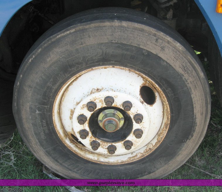 image for item 3964 1997 Freightliner FLD120 semi tractor