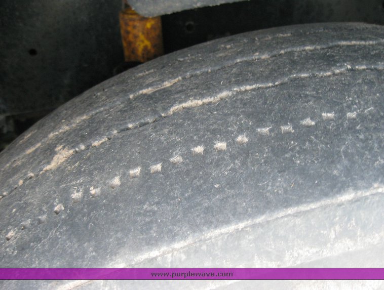 image for item 3964 1997 Freightliner FLD120 semi tractor