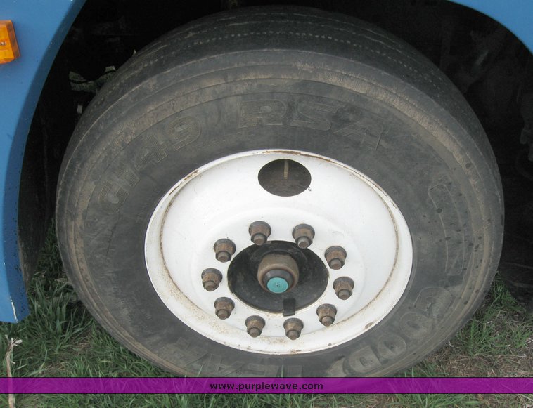 image for item 3964 1997 Freightliner FLD120 semi tractor