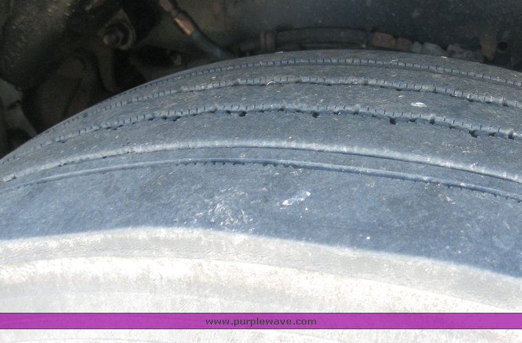 image for item 3964 1997 Freightliner FLD120 semi tractor