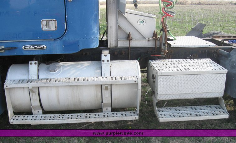 image for item 3964 1997 Freightliner FLD120 semi tractor