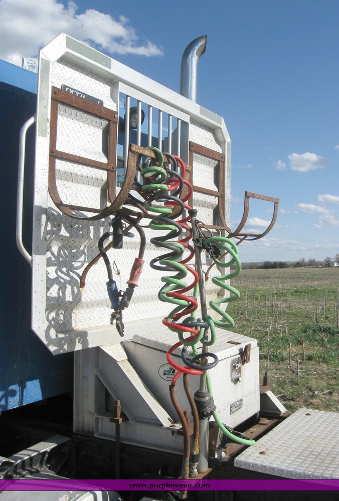 image for item 3964 1997 Freightliner FLD120 semi tractor