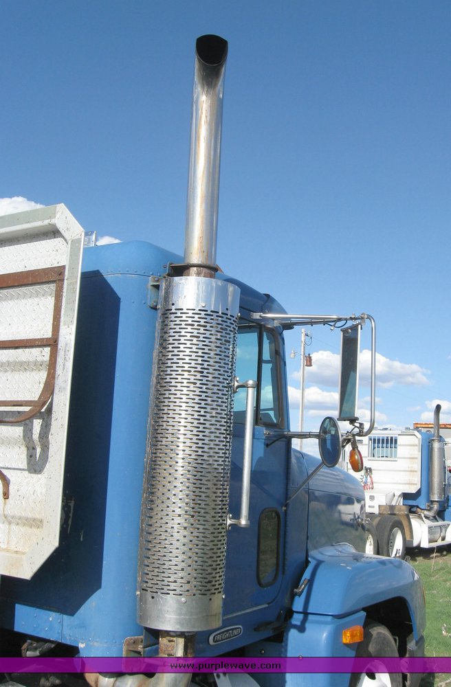 image for item 3964 1997 Freightliner FLD120 semi tractor