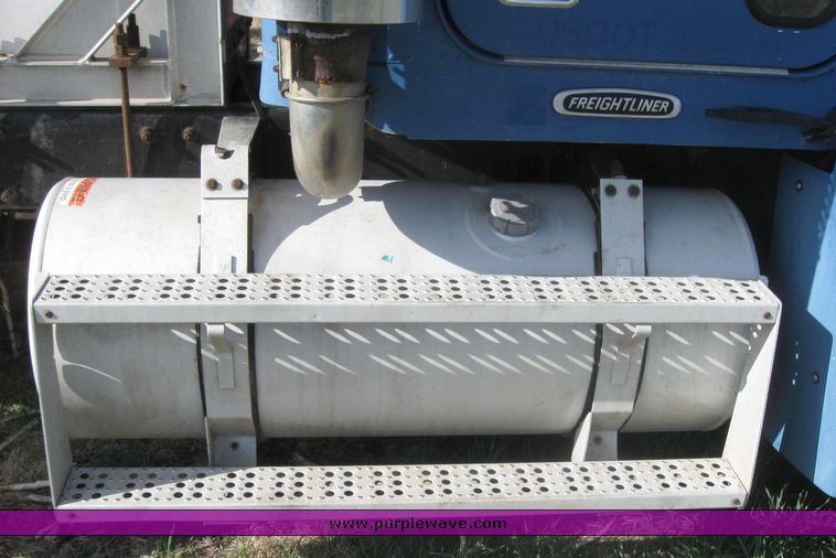 image for item 3964 1997 Freightliner FLD120 semi tractor