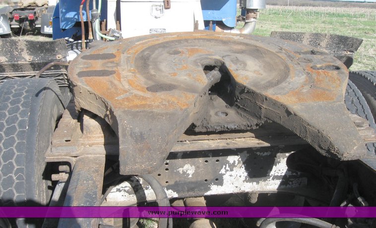 image for item 3964 1997 Freightliner FLD120 semi tractor