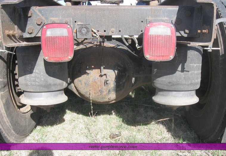 image for item 3964 1997 Freightliner FLD120 semi tractor