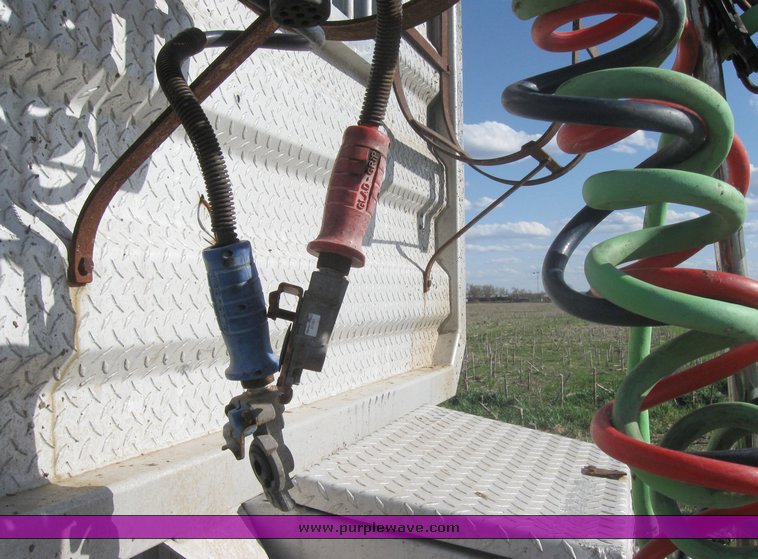 image for item 3964 1997 Freightliner FLD120 semi tractor