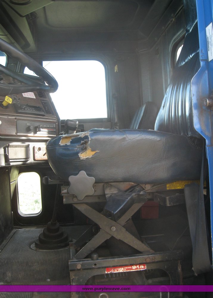 image for item 3964 1997 Freightliner FLD120 semi tractor