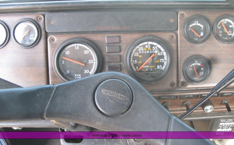 image for item 3964 1997 Freightliner FLD120 semi tractor