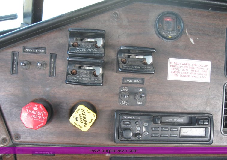 image for item 3964 1997 Freightliner FLD120 semi tractor