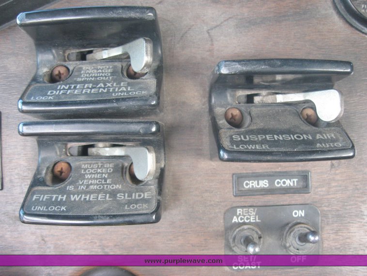 image for item 3964 1997 Freightliner FLD120 semi tractor