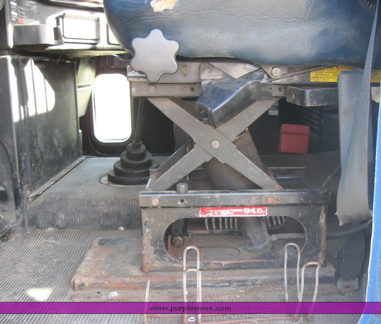 image for item 3964 1997 Freightliner FLD120 semi tractor