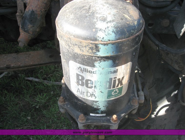 image for item 3964 1997 Freightliner FLD120 semi tractor