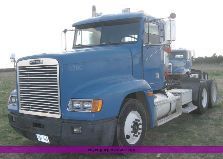 image for item 3965 1997 Freightliner FLD120 semi tractor