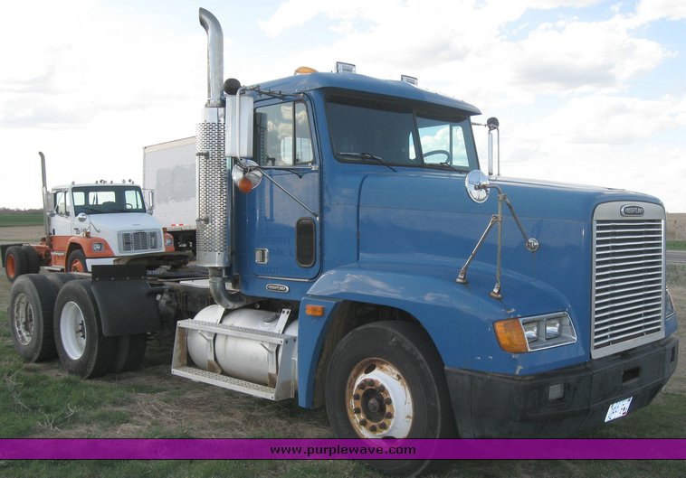 image for item 3965 1997 Freightliner FLD120 semi tractor