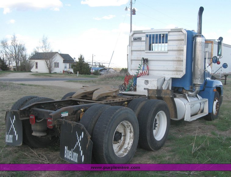 image for item 3965 1997 Freightliner FLD120 semi tractor