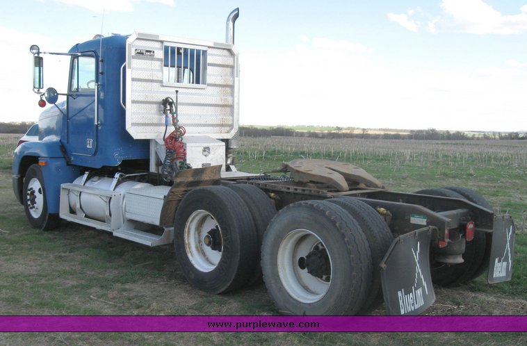image for item 3965 1997 Freightliner FLD120 semi tractor