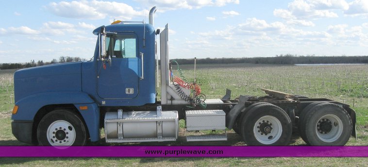 image for item 3965 1997 Freightliner FLD120 semi tractor