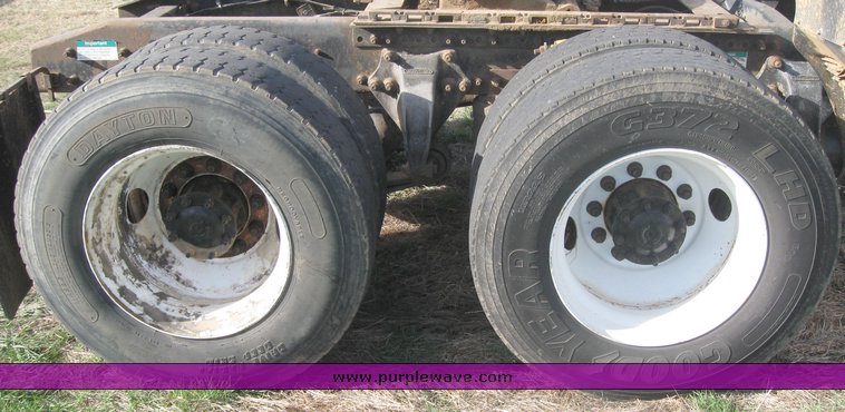 image for item 3965 1997 Freightliner FLD120 semi tractor