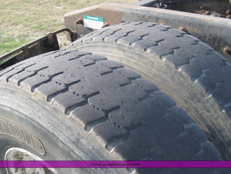 image for item 3965 1997 Freightliner FLD120 semi tractor