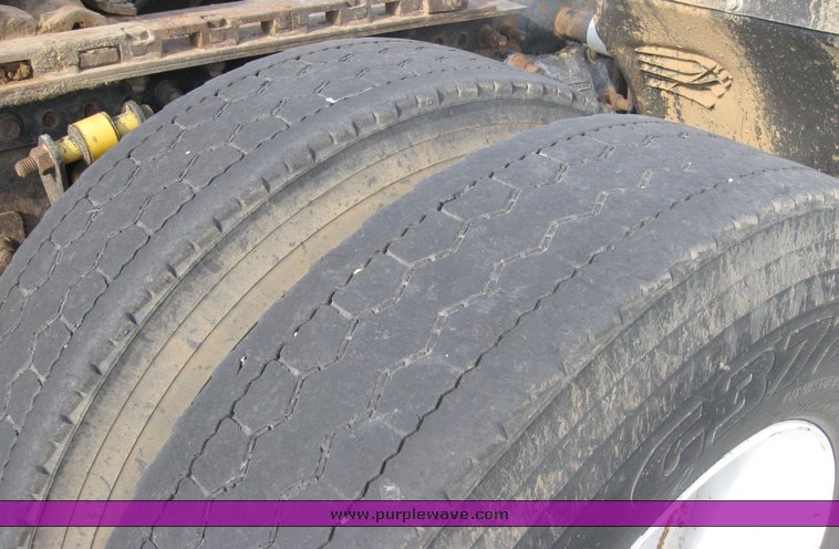 image for item 3965 1997 Freightliner FLD120 semi tractor