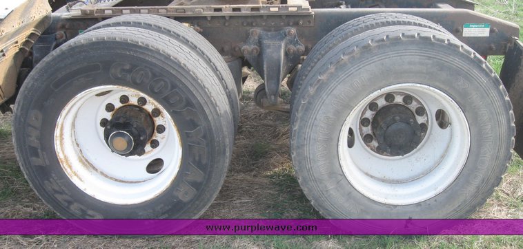 image for item 3965 1997 Freightliner FLD120 semi tractor