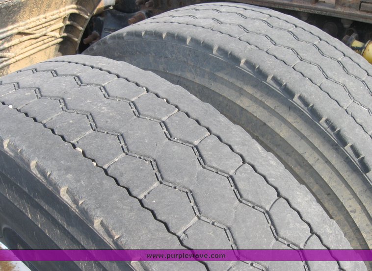 image for item 3965 1997 Freightliner FLD120 semi tractor