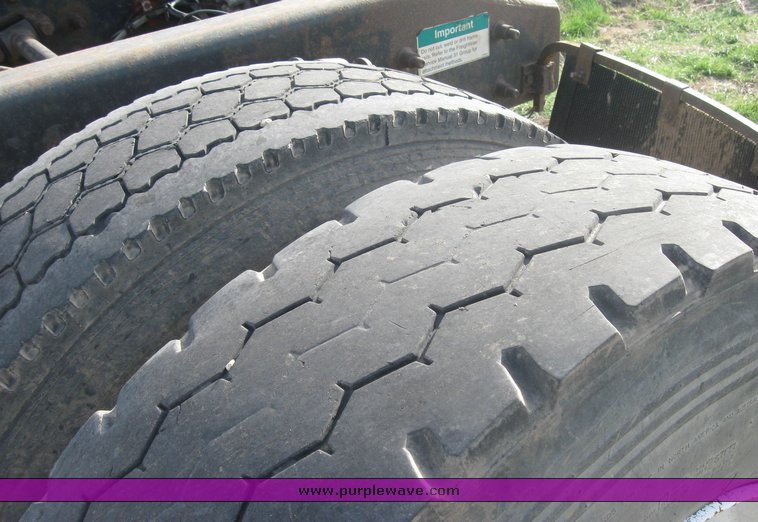 image for item 3965 1997 Freightliner FLD120 semi tractor