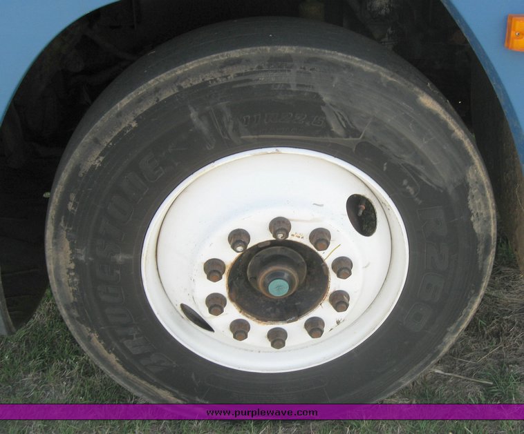 image for item 3965 1997 Freightliner FLD120 semi tractor