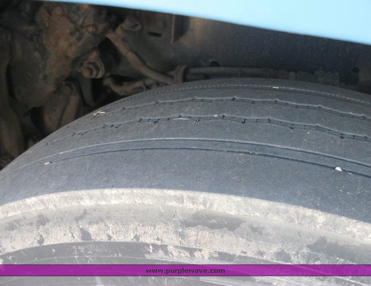 image for item 3965 1997 Freightliner FLD120 semi tractor