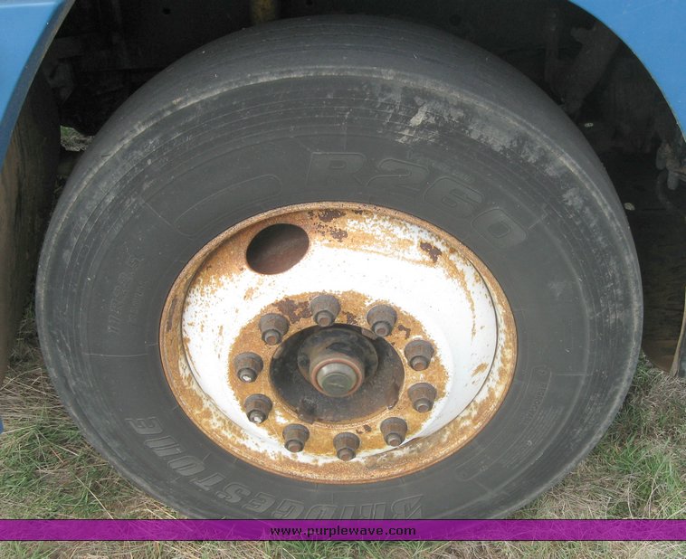 image for item 3965 1997 Freightliner FLD120 semi tractor