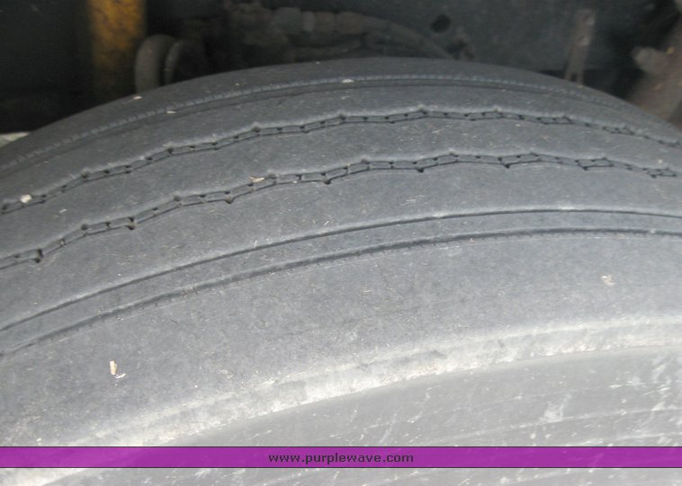 image for item 3965 1997 Freightliner FLD120 semi tractor