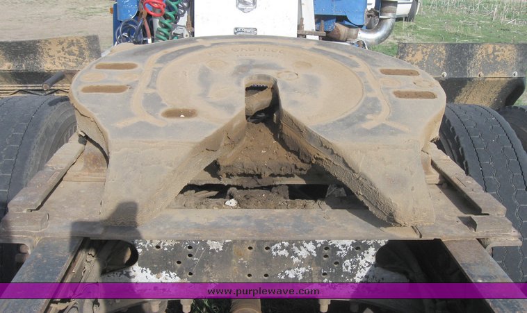 image for item 3965 1997 Freightliner FLD120 semi tractor