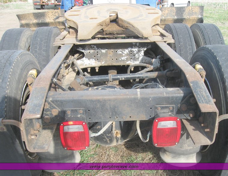 image for item 3965 1997 Freightliner FLD120 semi tractor