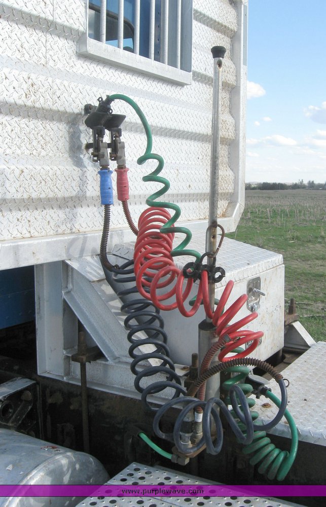 image for item 3965 1997 Freightliner FLD120 semi tractor