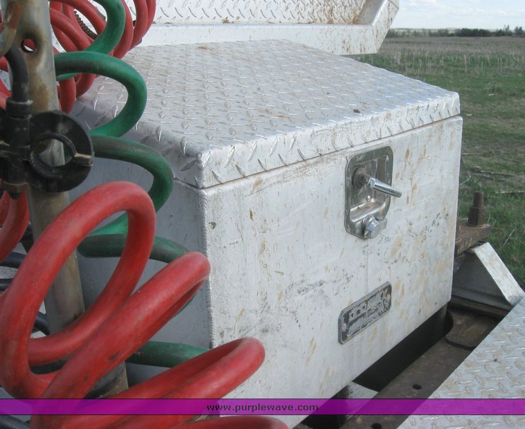 image for item 3965 1997 Freightliner FLD120 semi tractor