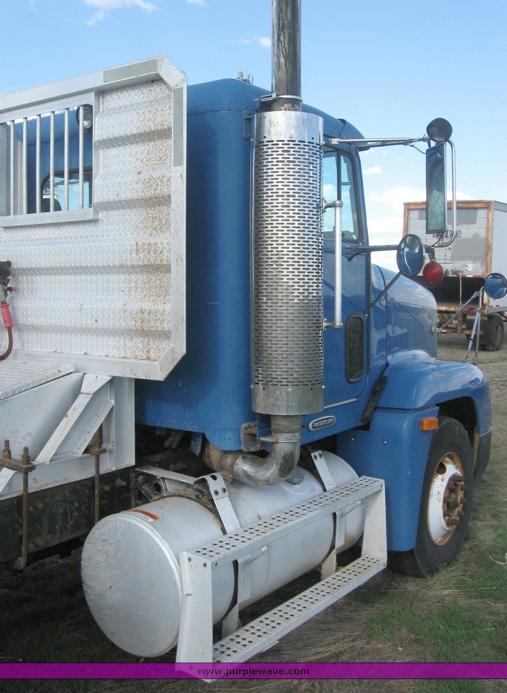 image for item 3965 1997 Freightliner FLD120 semi tractor