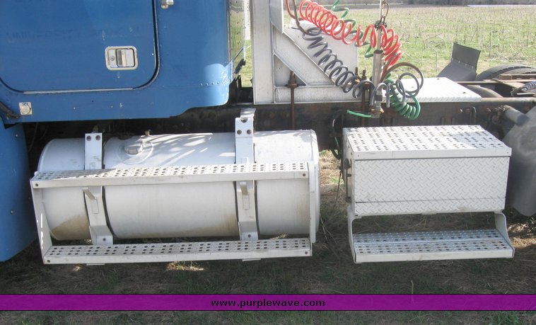 image for item 3965 1997 Freightliner FLD120 semi tractor