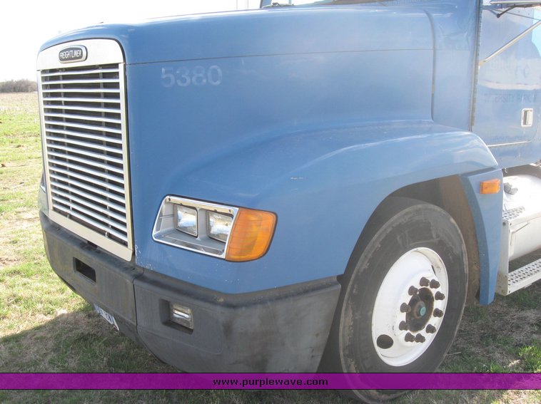 image for item 3965 1997 Freightliner FLD120 semi tractor