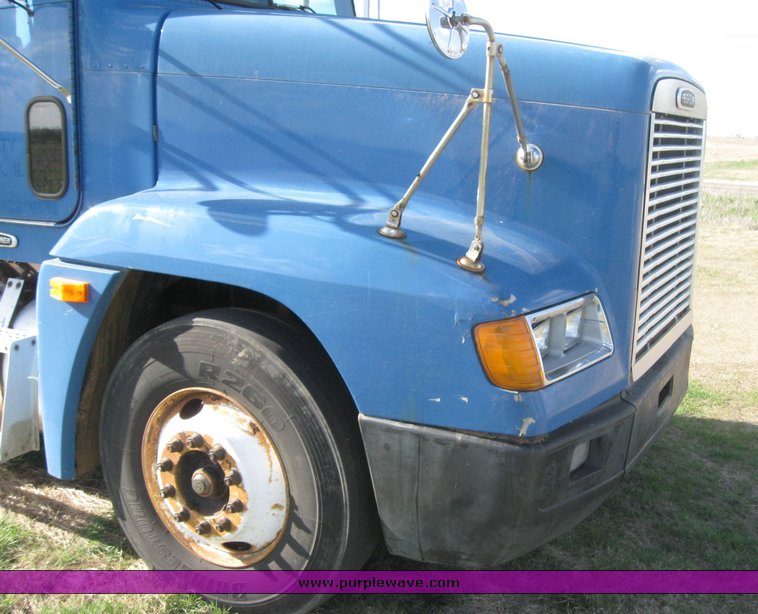 image for item 3965 1997 Freightliner FLD120 semi tractor