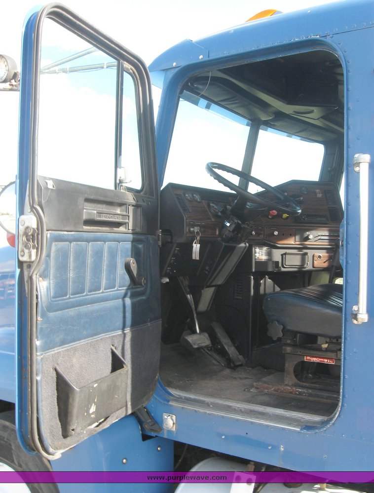 image for item 3965 1997 Freightliner FLD120 semi tractor