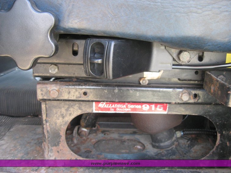 image for item 3965 1997 Freightliner FLD120 semi tractor