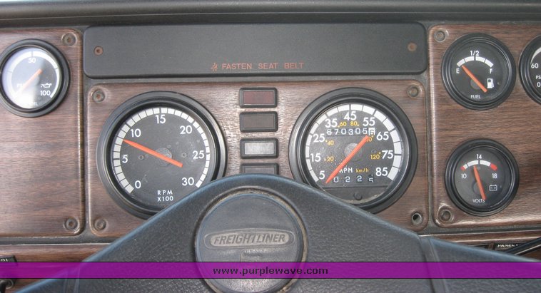 image for item 3965 1997 Freightliner FLD120 semi tractor