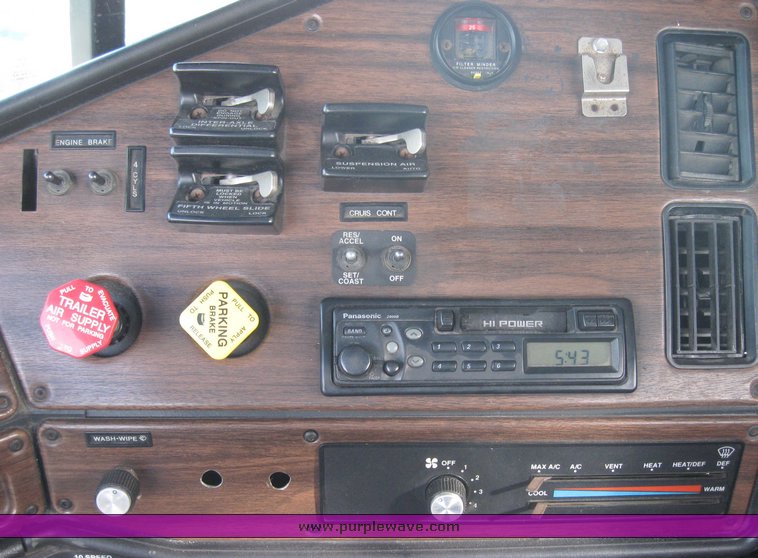 image for item 3965 1997 Freightliner FLD120 semi tractor