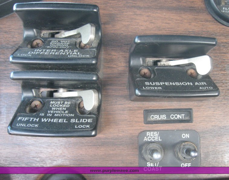 image for item 3965 1997 Freightliner FLD120 semi tractor