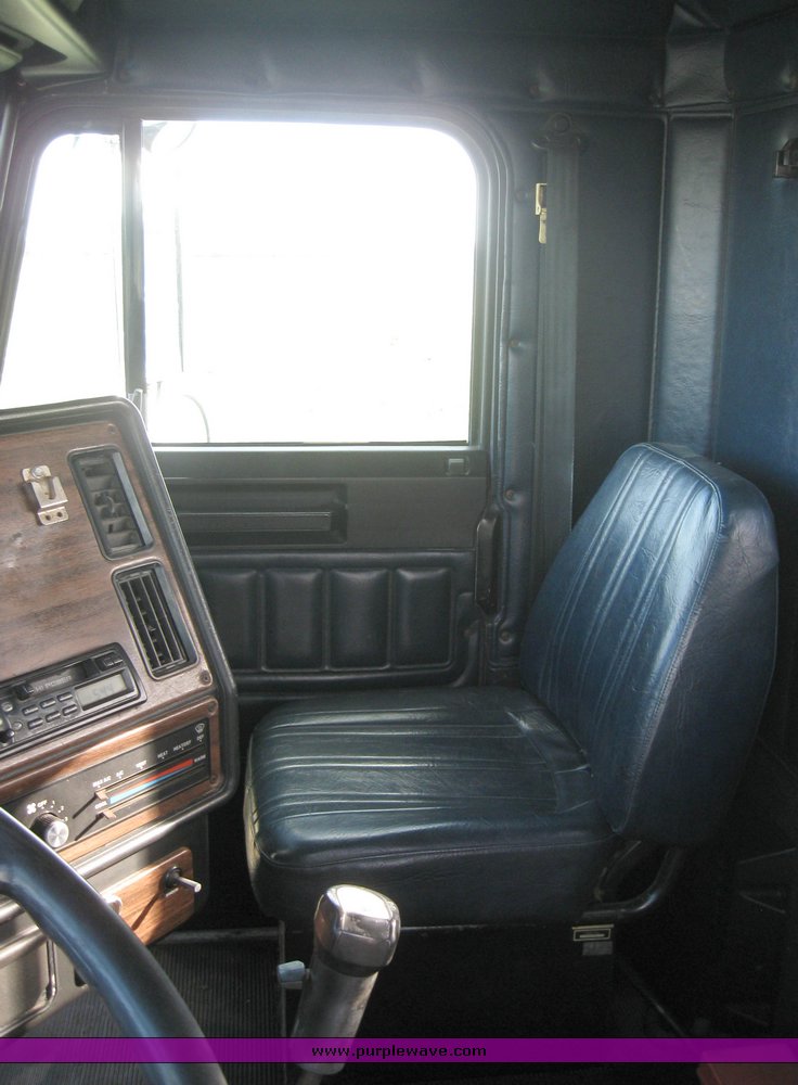 image for item 3965 1997 Freightliner FLD120 semi tractor