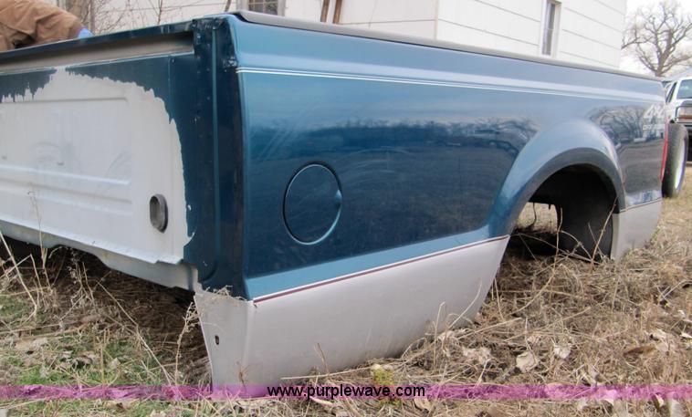 image for item 1111 2001 Ford F250 bed
