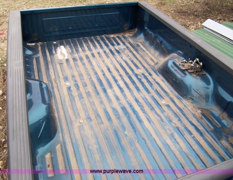 image for item 1111 2001 Ford F250 bed