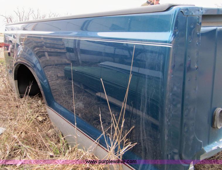 image for item 1111 2001 Ford F250 bed