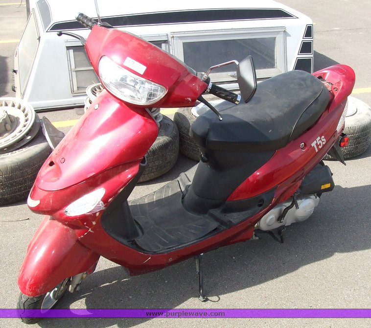 image for item 6675 2004 Lifa T5s gas scooter